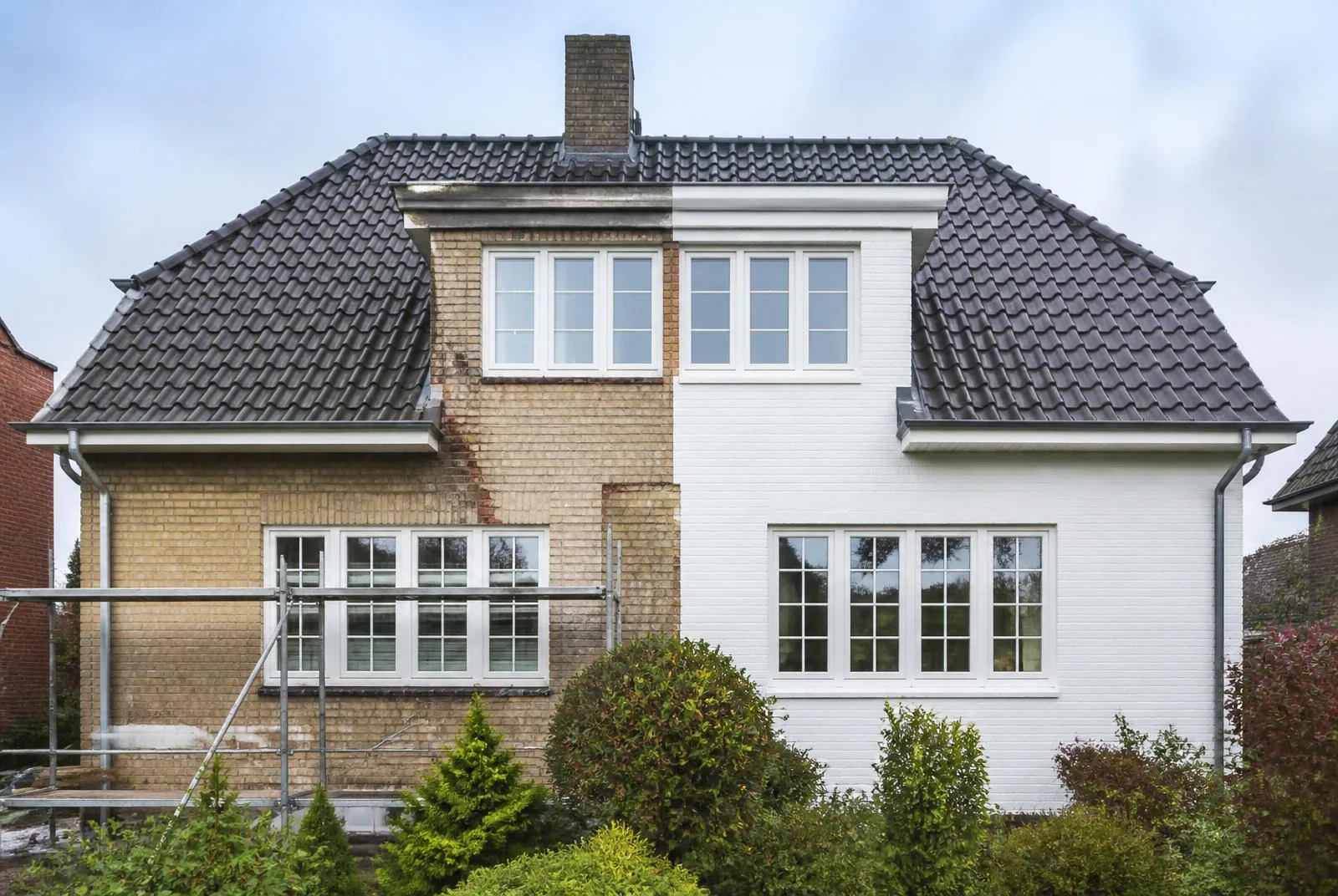 Professionel facaderenovering af dansk villa med synlig forskel mellem gammel og renoveret facade